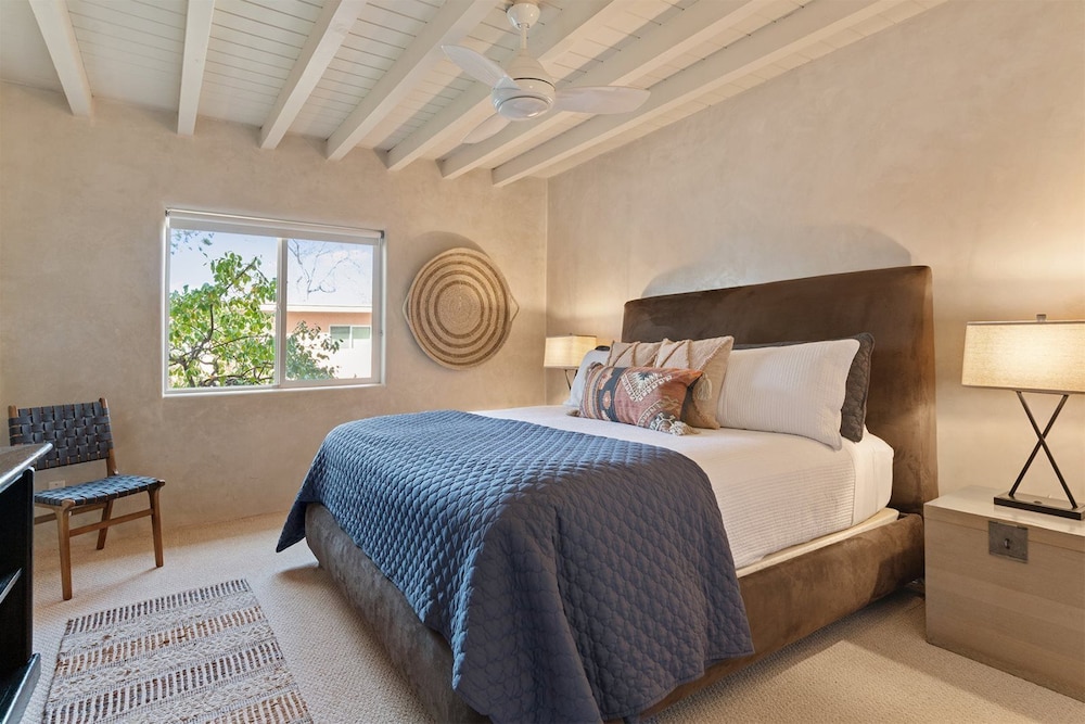 Reposado - Kiva Fireplace, Walk Everywhere, Adorable Patio view 3