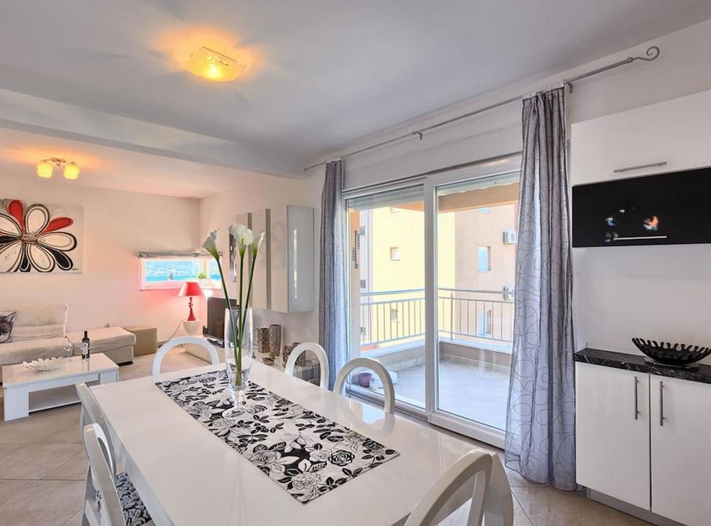 Luxury Apartment Okrug Gornji With Sea View and Pool