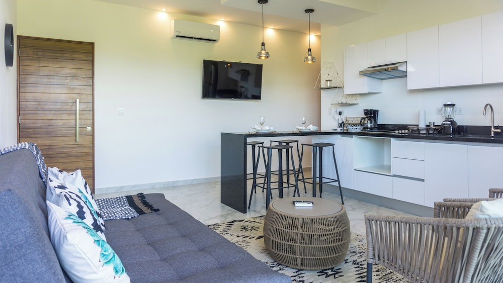 Luxury Studio Rooftop Pool and Jacuzzi
