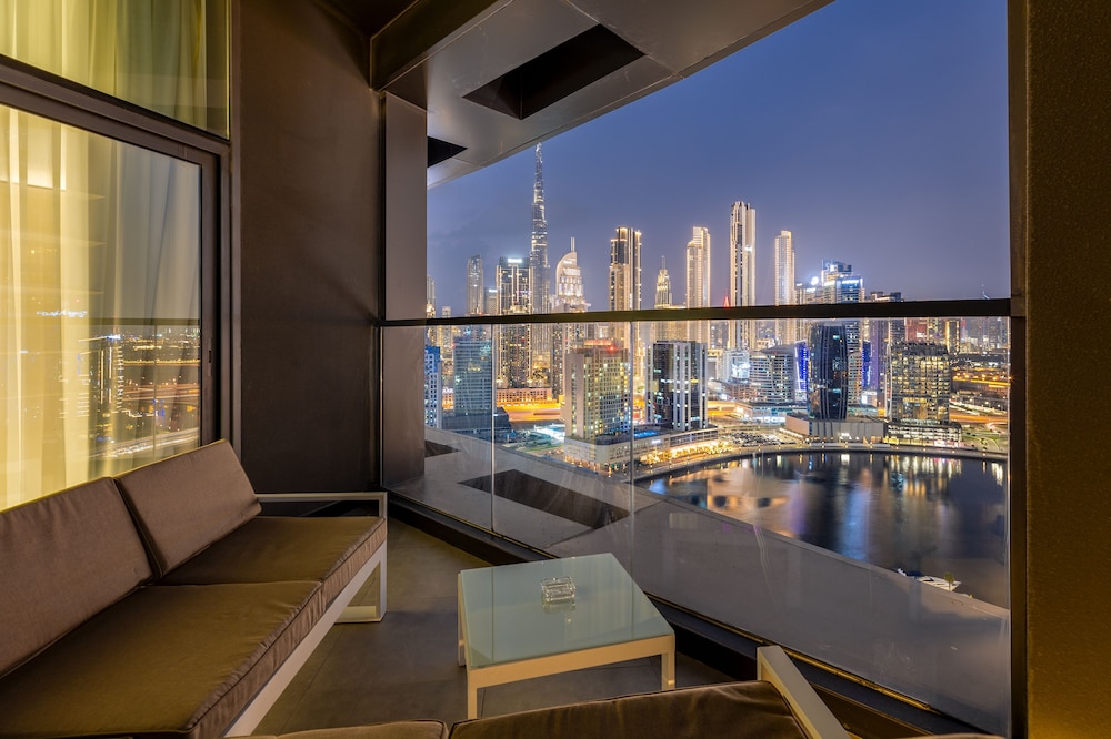 Waves - Seaside Splendor 2BR in Dubai's Business Bay — balance & terrace