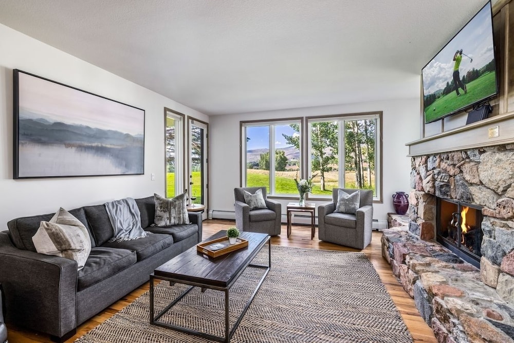 Stunning Renovated 2 Bedroom in Arrowhead Village! Studio Condo