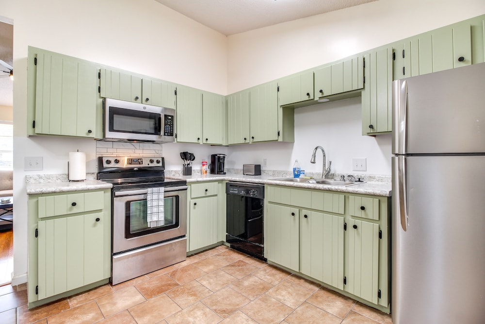 Charming Hinesville Home < 6 Mi to Fort Stewart