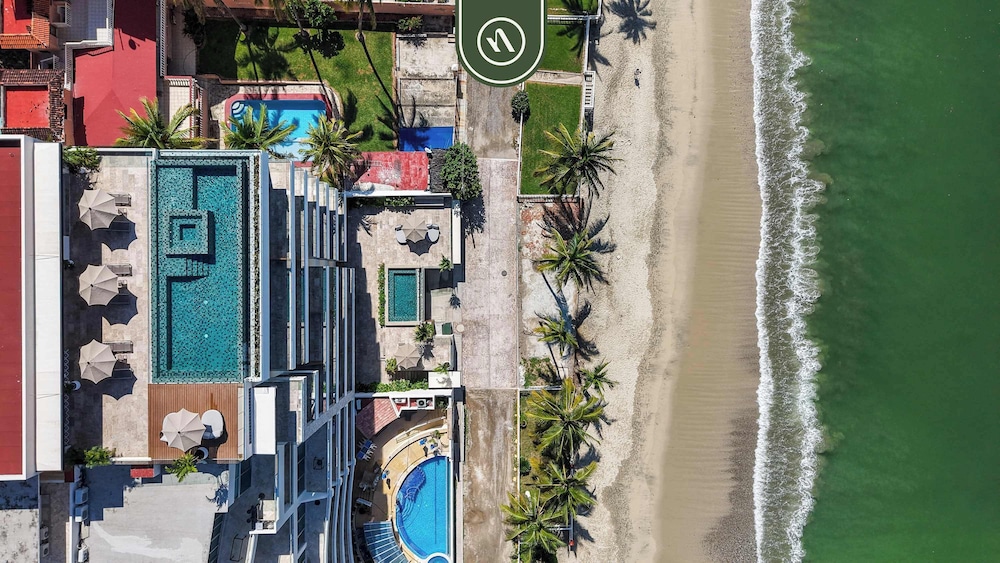 New Stylish 1 BR Condo - Ocean Views - Flex Room