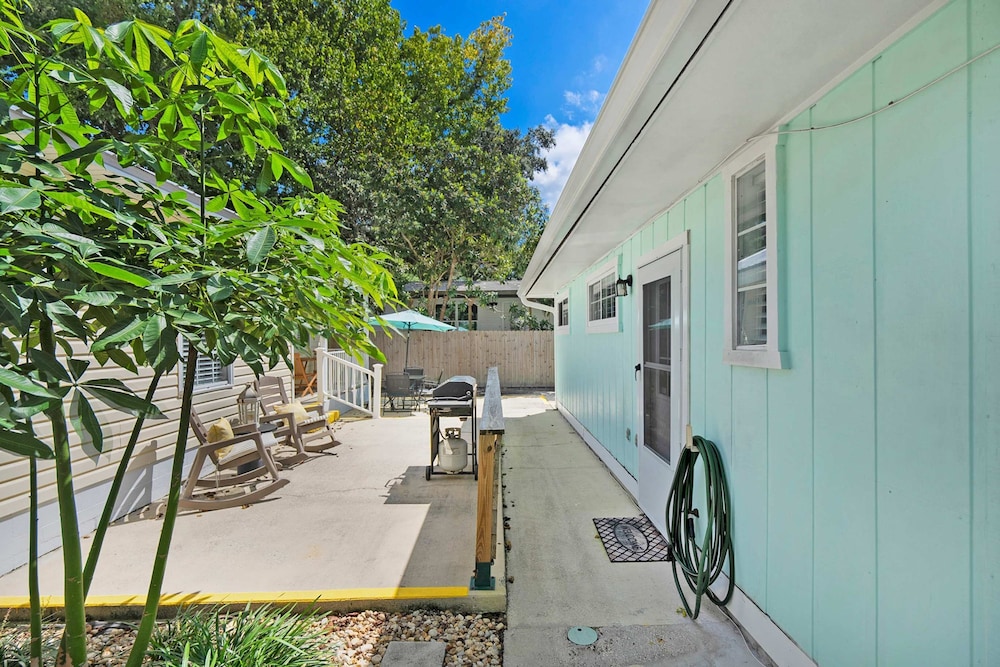 Just North of Downtown Fenced Yard BBQ Patio