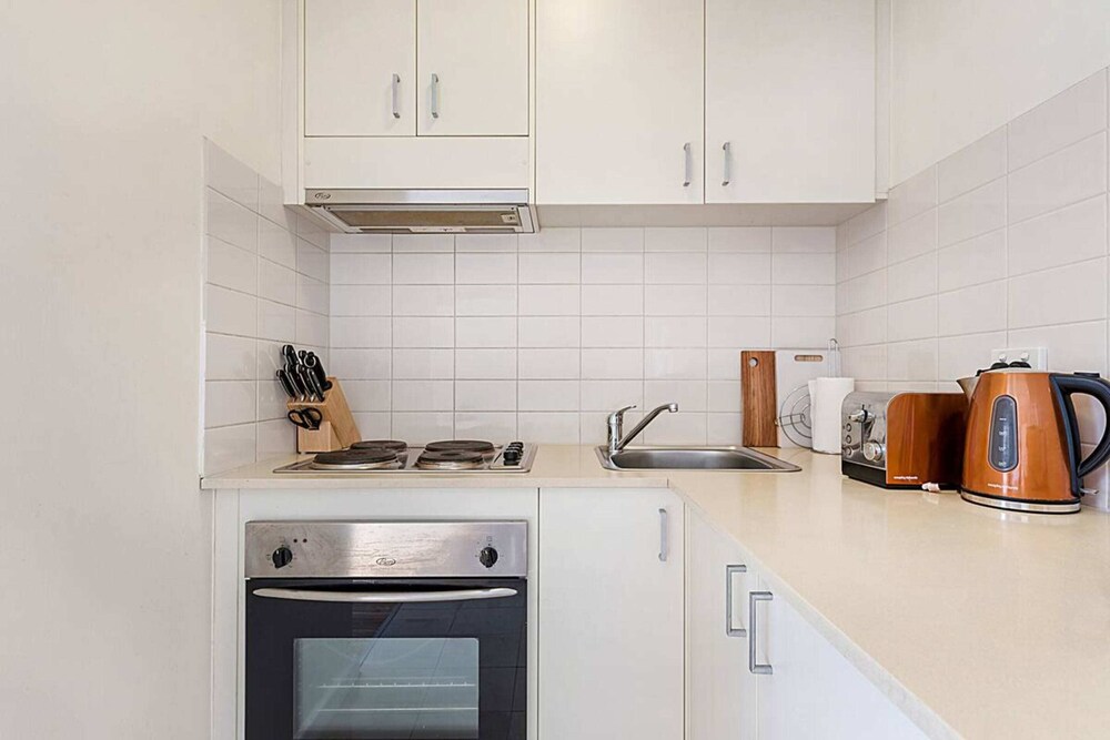 Prime Location 1 Bedroom Apartment Near MCG With Parking