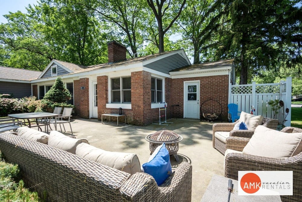 Lakeside Retreat - Waterfront Quiet Neighborhood