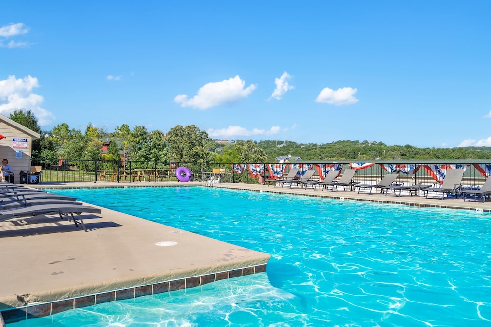 Waters Edge Retreat - For 6!