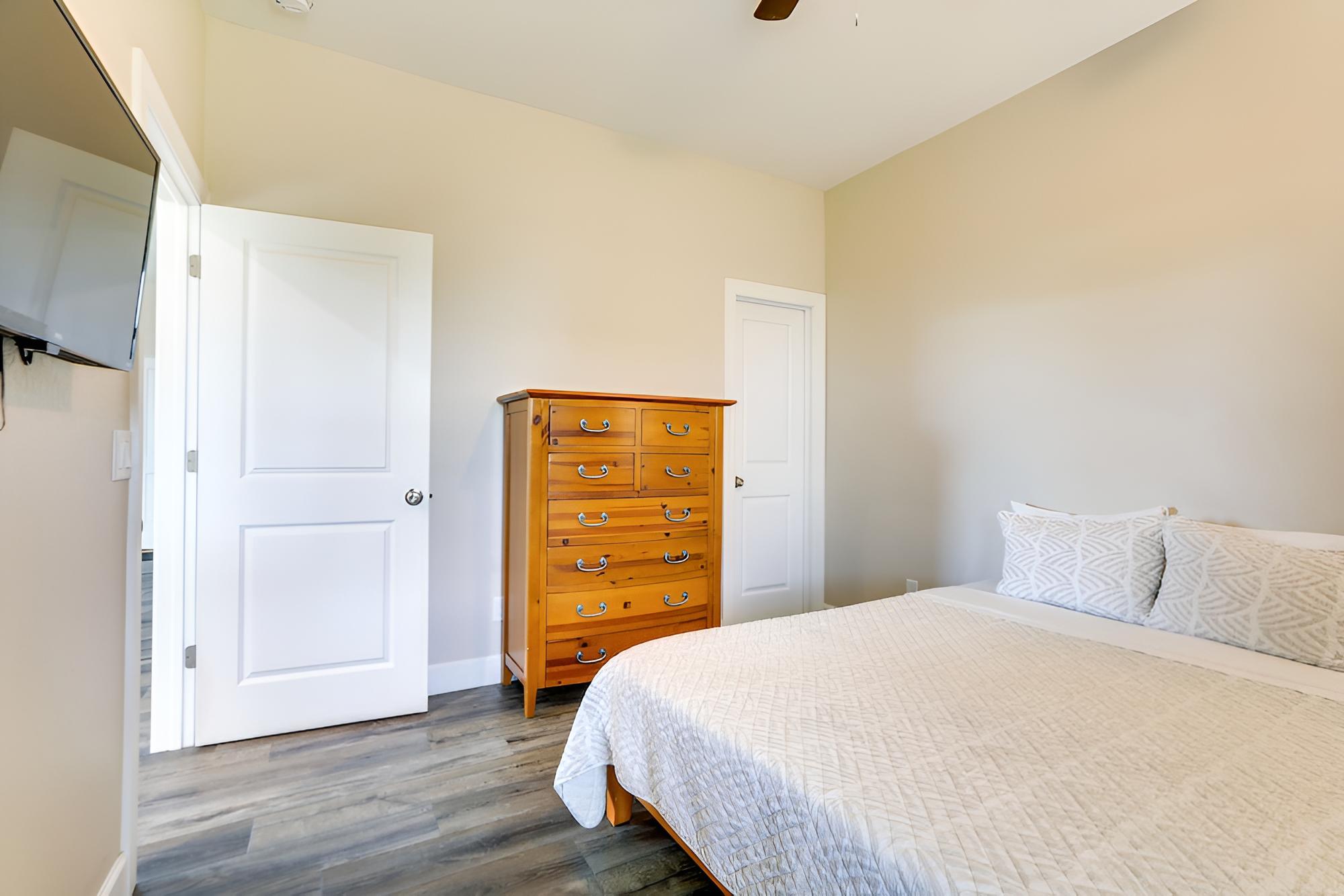 Englewood Home w/ Screened Porch ~ 6 Mi to Beach! view 4