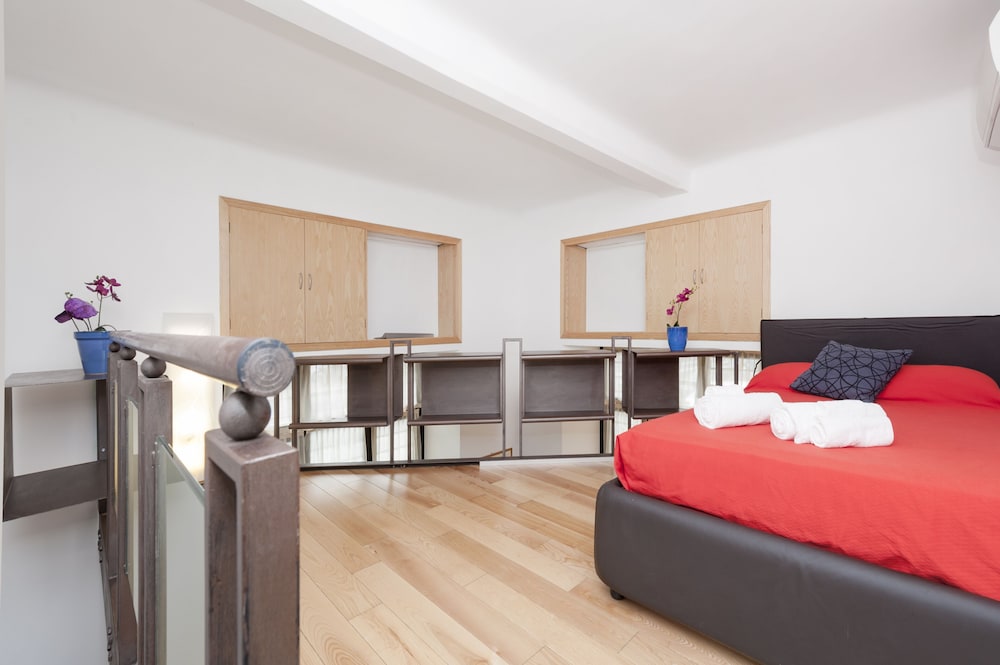 Inviting 3-bed Apartment in Roma 4mins to Colosseo