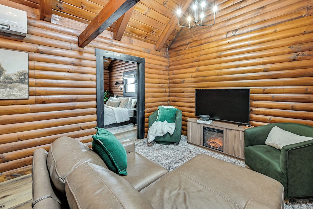 Peaceful Cabin w/ Hot Tub in Dundee: Dogs Welcome
