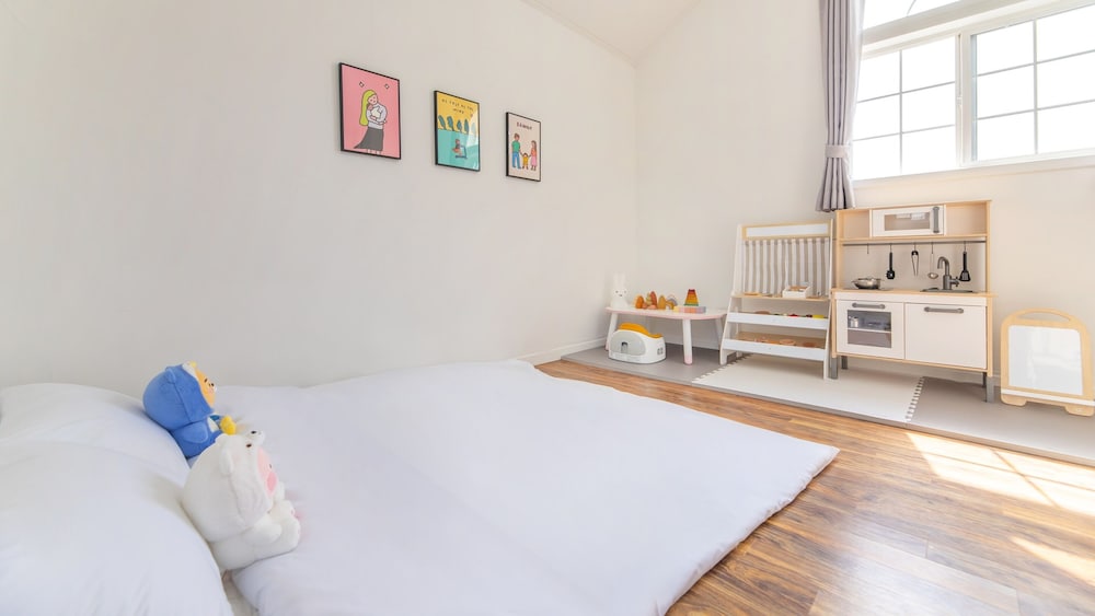 Ganghwa Hi Mom Kids Spa Pension Yellow