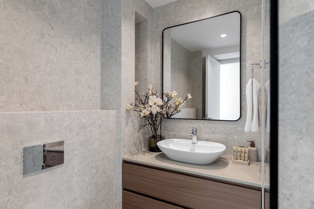 Maison Privee - Dazzling Downtown Retreat w/ Panoramic City Views