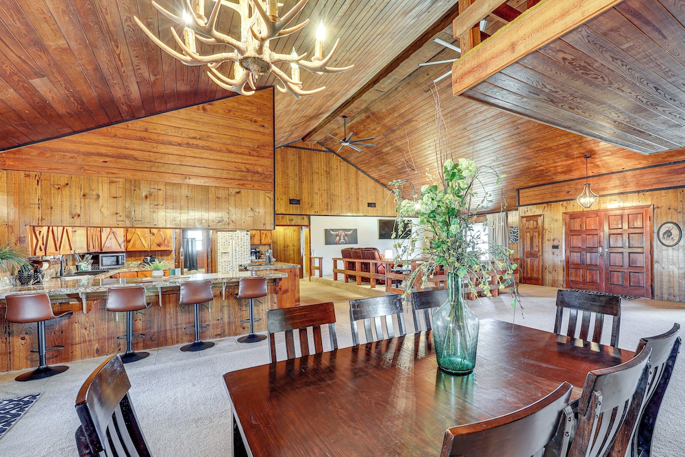 4 Mi to Lake Access: Pet-friendly Home in Bismarck
