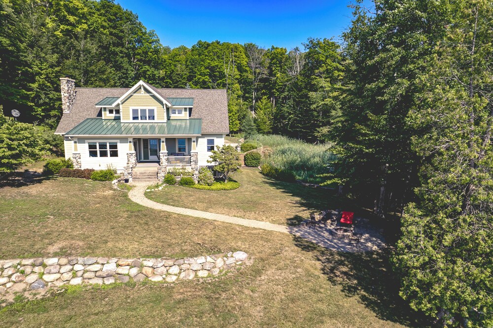 Hamlin Lake Retreat: Spacious Stay for Groups!