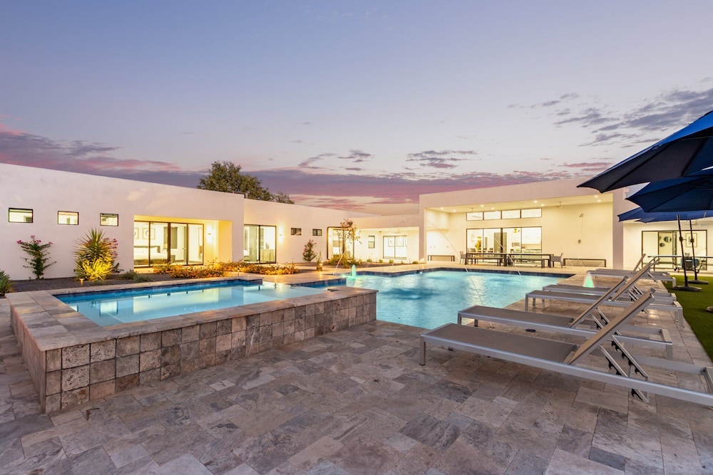 Luxe - Modern Mansion - Private Resort