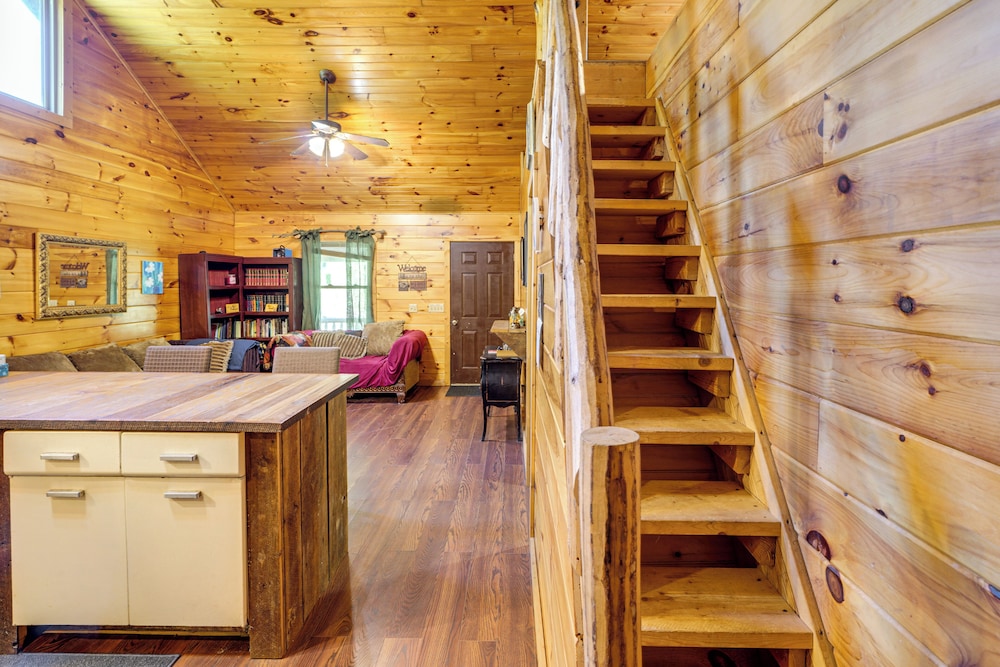 Rustic, Woodsy Cabin in Palestine w/ Pool Table!