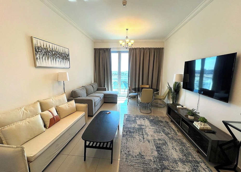 Modern & Cozy 1-BR in Business Bay