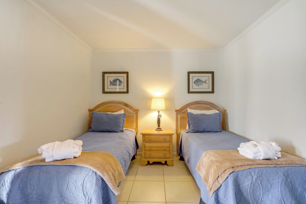650 Feet to the Beach! Arcadian Shores Townhome