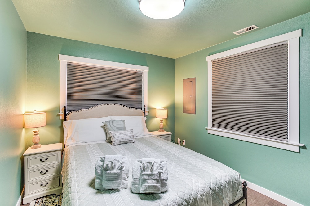 2 Mi to Dtwn Tacoma: Charming Home w/ Deck & Yard!