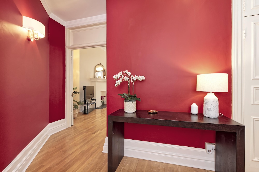Historic Whitehall Flat in SW1 by Underthedoormat