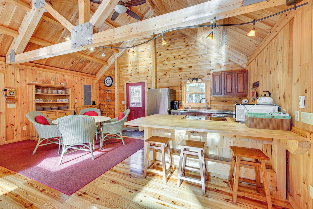 15 Mi to Snowshoe Resort: Cabin w/ Deck & Fire Pit
