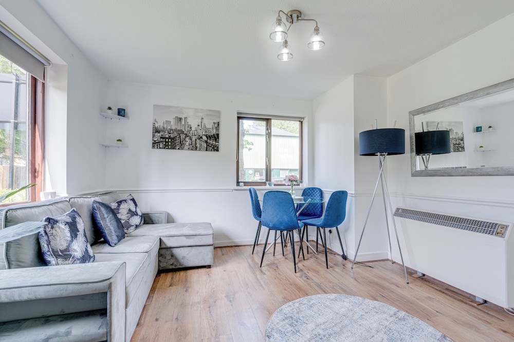 Canadawater-2bedroom-1bathroom-free Parking