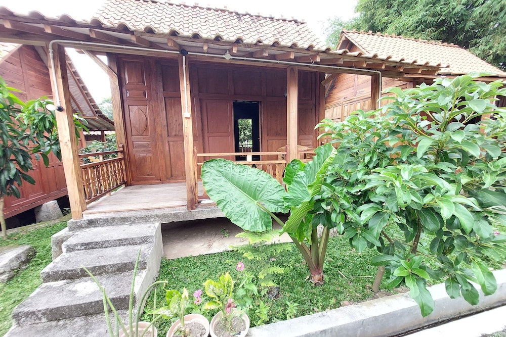 Mbok Niem Cafe and Cottage view 2