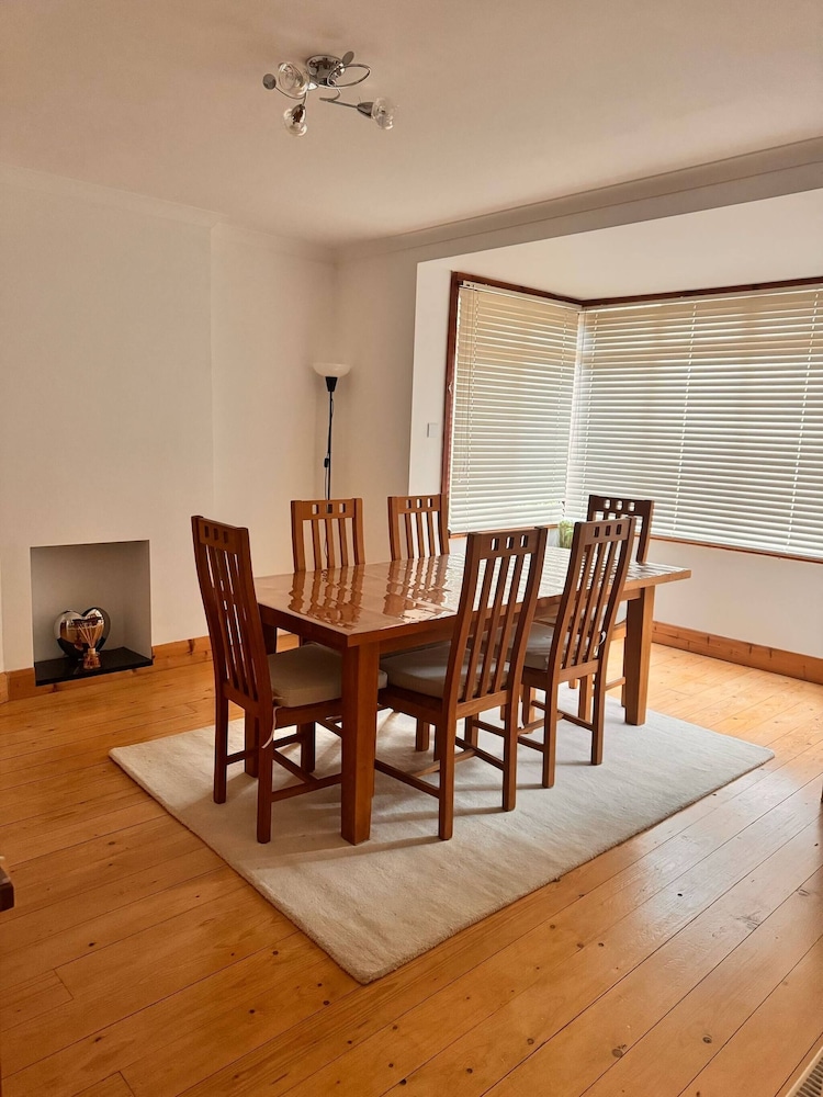 Stylish Happiness Home in Surrey