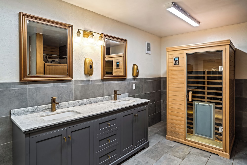 LUXX LODGE Glamping and Taos RV Park