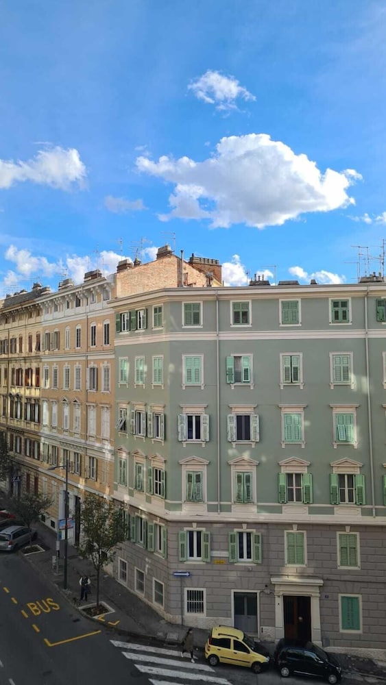 ELEONORA'S HOUSE