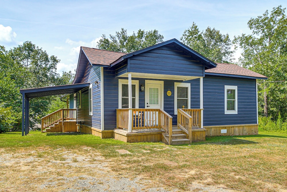 Lake Hamilton Retreat w/ Kayaks & Spacious Yard!