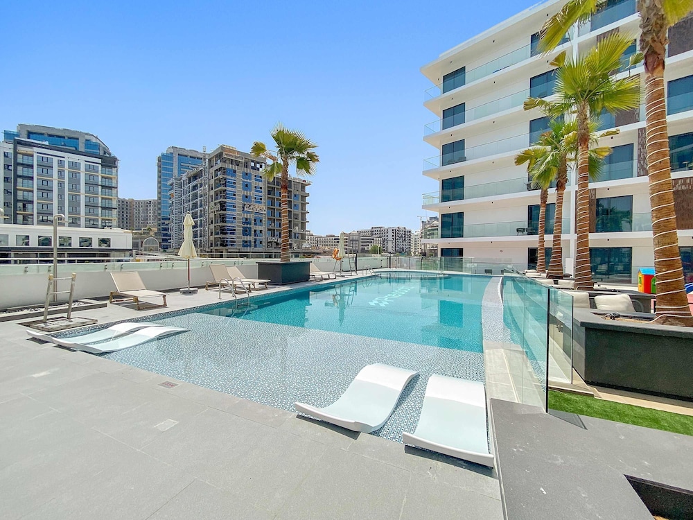 Charming Studio in Arjan With Pool and gym