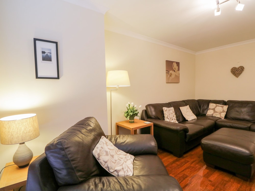 7 Riverside Gardens view 3