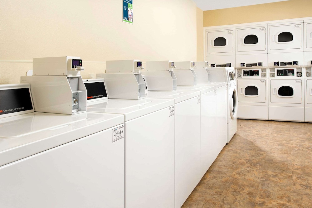 WoodSpring Suites Chicago Romeoville