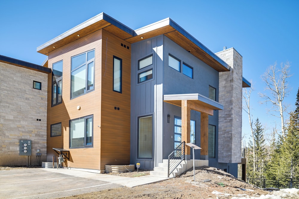 Modern Ski-in/out Home in Brian Head w/ Deck