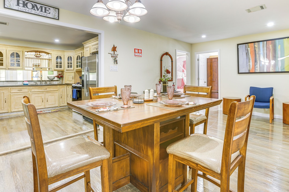 7 Mi to Dtwn Houston: Family Home w/ Patio & Yard