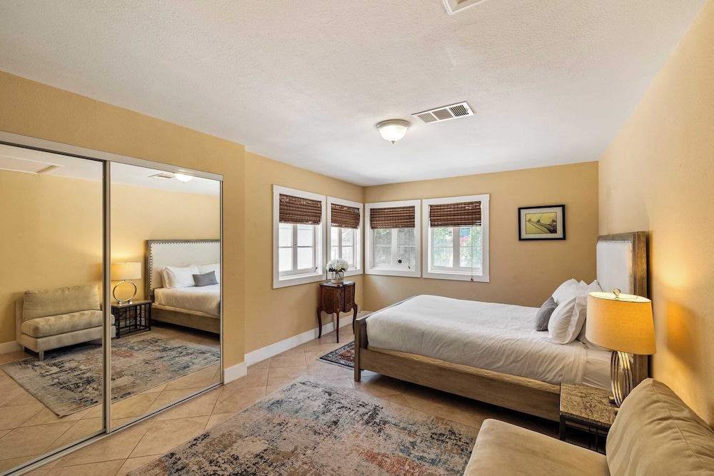 Dandelion by Avantstay Pool, 0.2mi to Downtown!