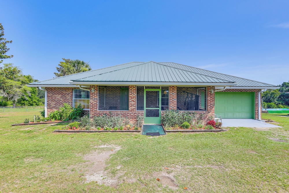 BBQ Ready: Hawthorne Home w/ Screened-in Patio