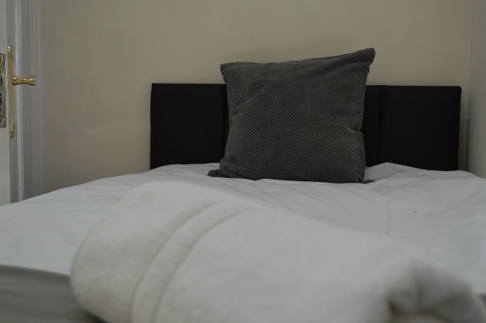 Colindale/sleeps7/privategarden/3br/freeparking/