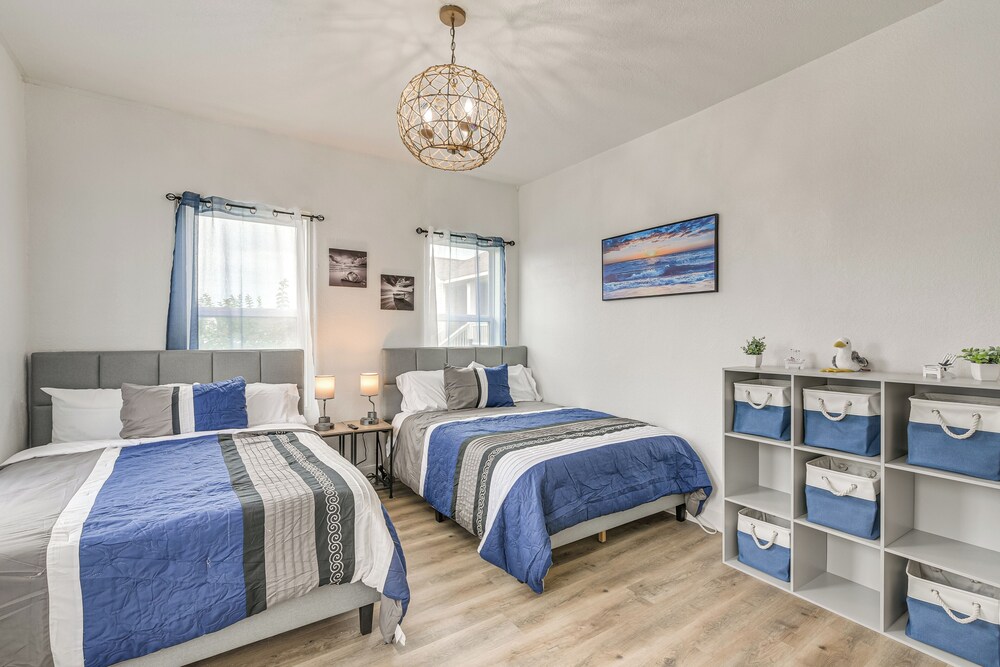 < 1 Mi to Beaches: Galveston Retreat w/ Patio!