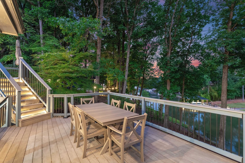 Cove's End by Avantstay Dock, Game Room, Fire Pit & Forest Views