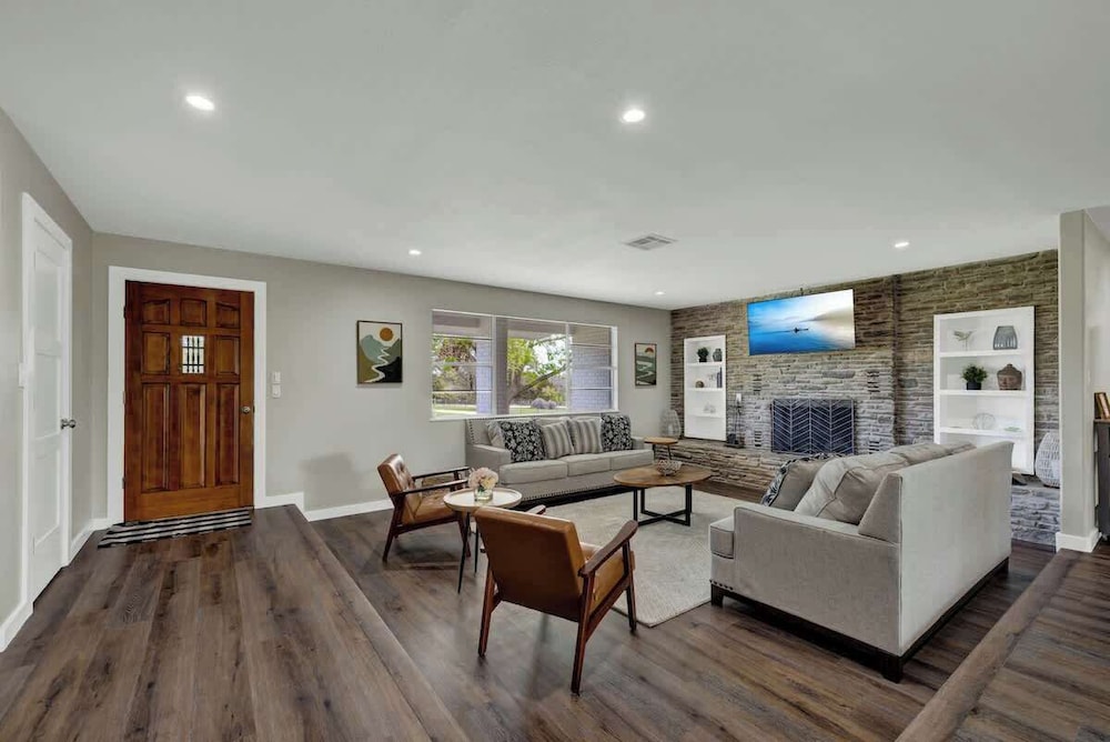 Family-friendly Hill Country Retreat Sleeps 11 + Hot Tubs