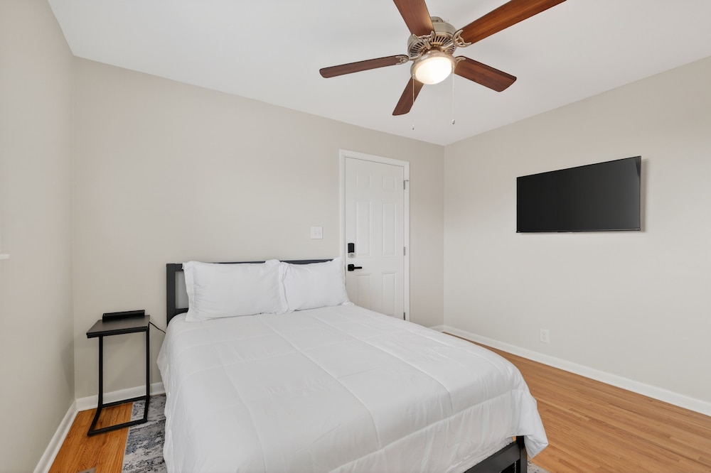 Quiet Retreat Near Opryland & Airport 4 Bedroom Home
