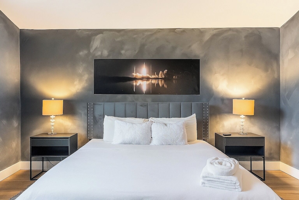 Private King BR + Pool Access Near Disney