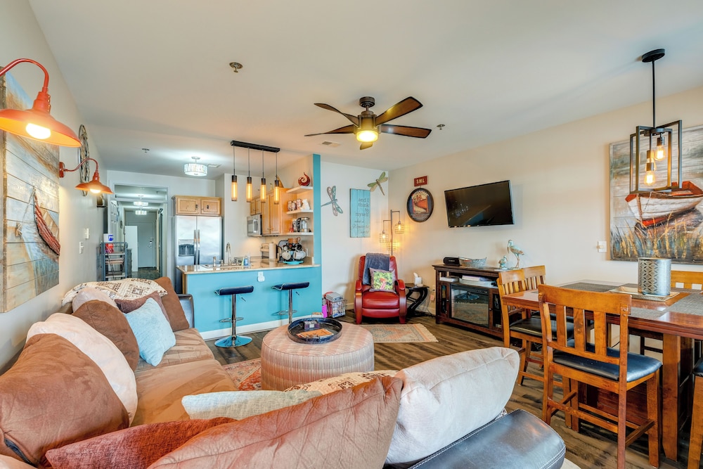 Balcony & Serene Views: Cozy Condo in Huddleston!