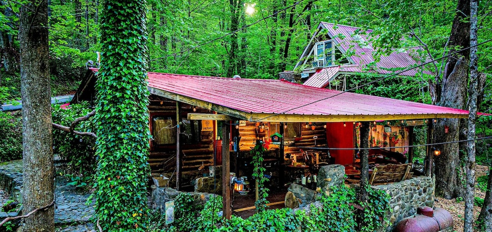 Bear Creek Lodge and Cabins in Helen Ga - Pet Friendly, River on Property, Walking Distance to downtown Helen