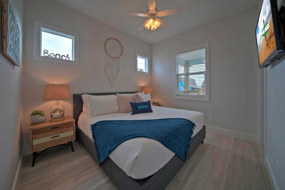 Sleeps 22! 2 Homes Priv Pool, Putting Green, Bar, Deck, Prime Port A Location
