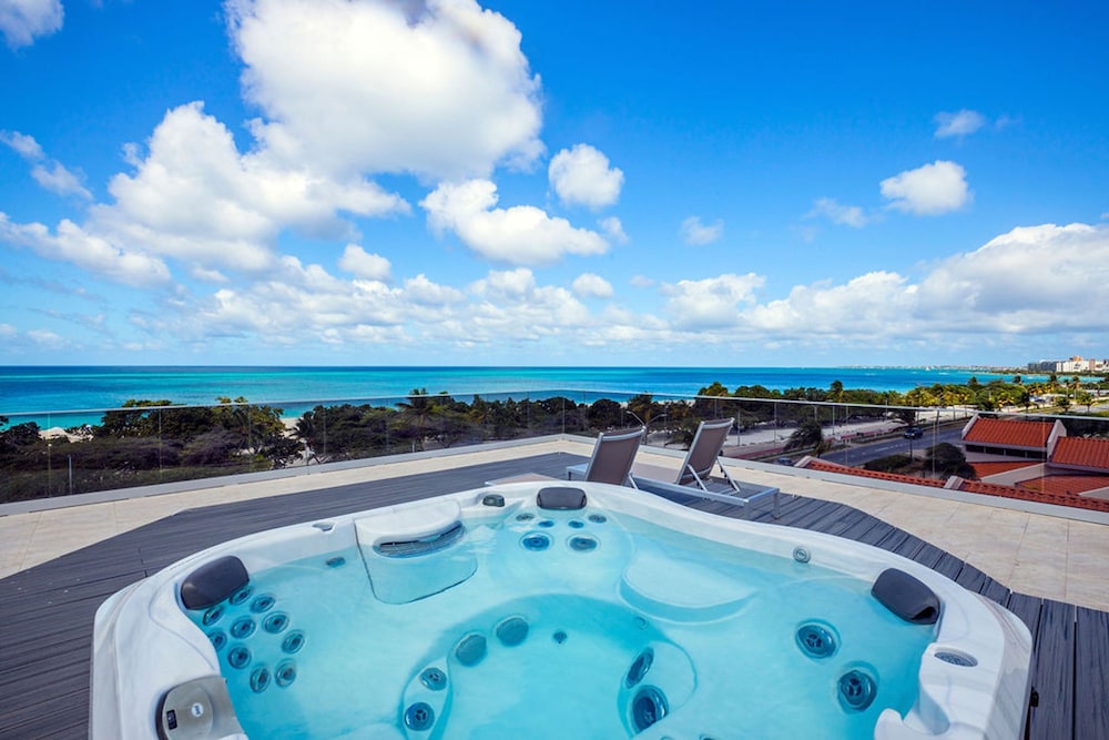 Beachfront Luxury NEW 3br2 5BA Condo Eagle Beach