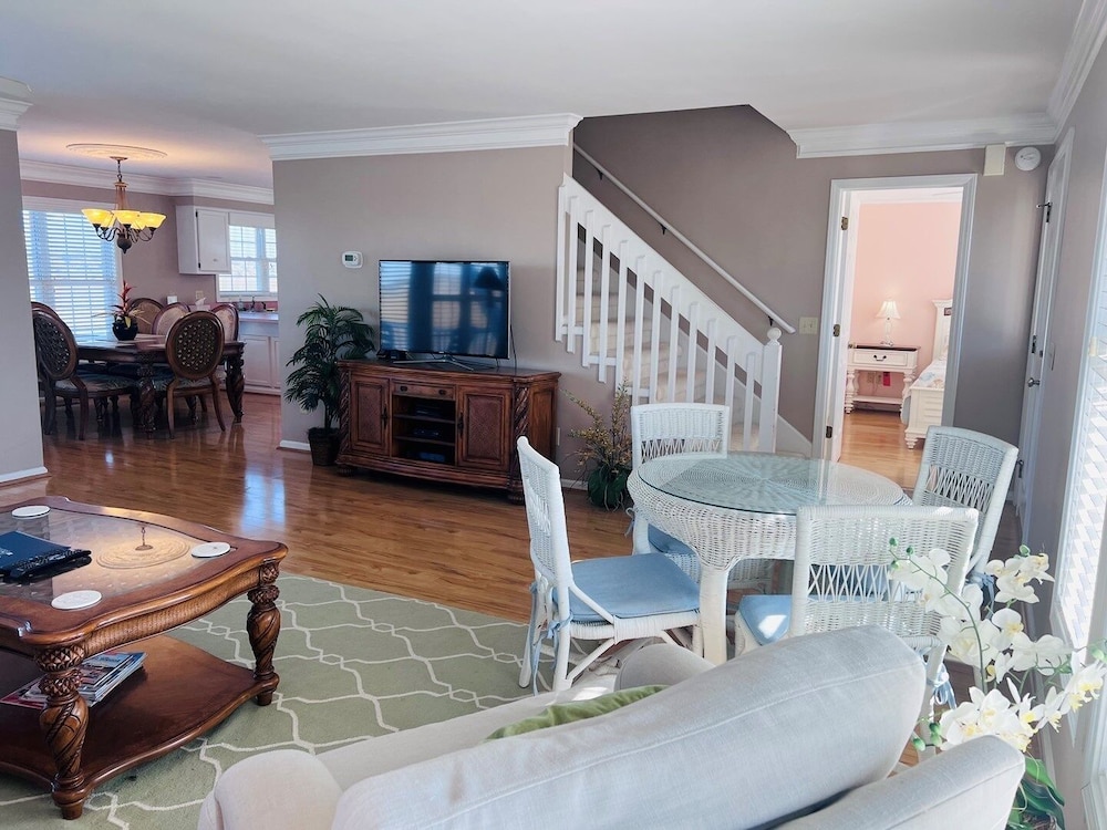 Victoria - 3 Br Home