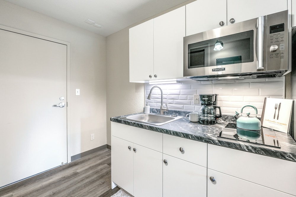 Zen Arkaba 3BR Luxury Waterfront Apt Pool BBQ